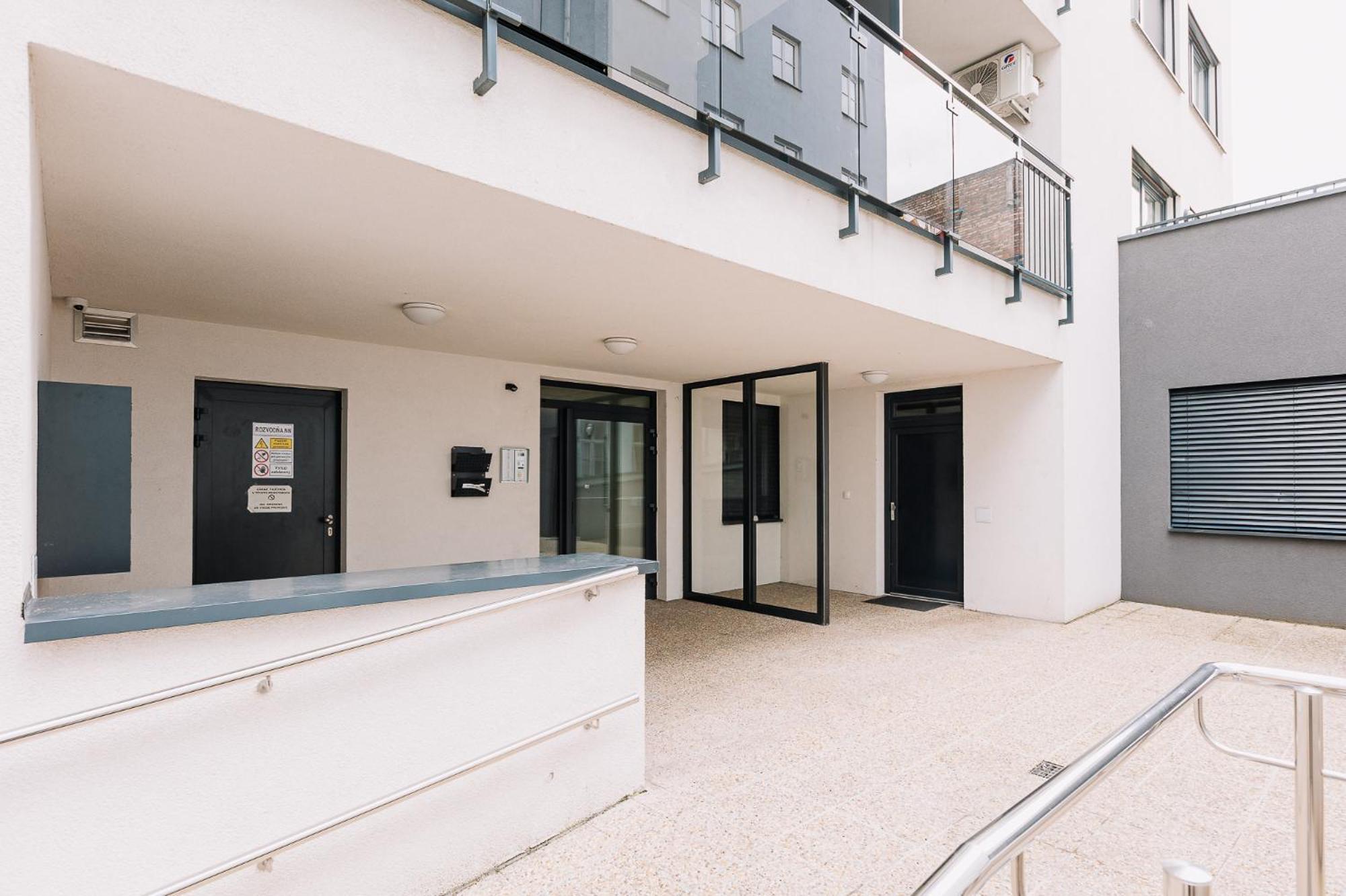 Skau 1 Old Town Family & Business Apartment Free Parking Bratislava Exterior photo