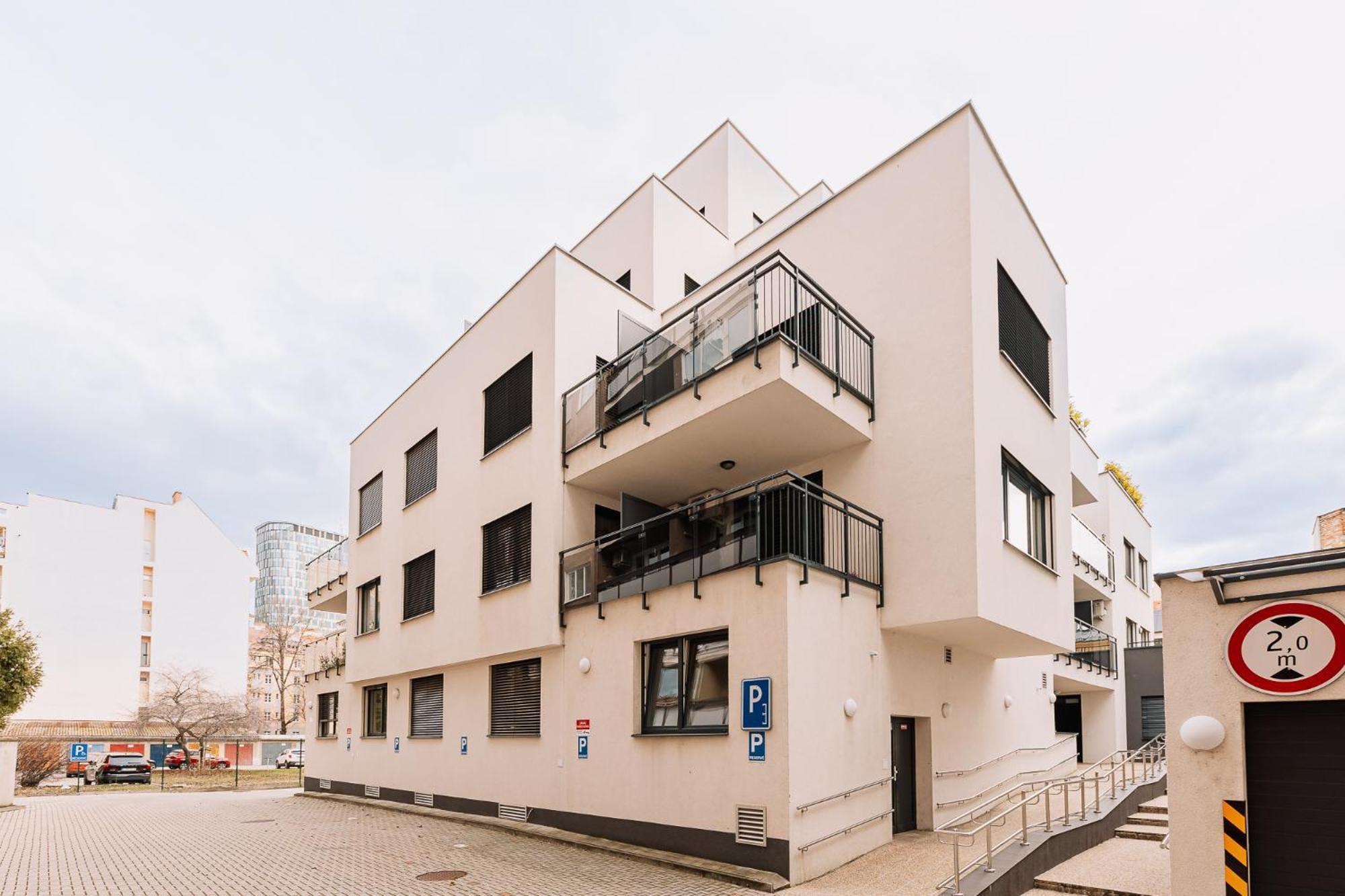 Skau 1 Old Town Family & Business Apartment Free Parking Bratislava Exterior photo